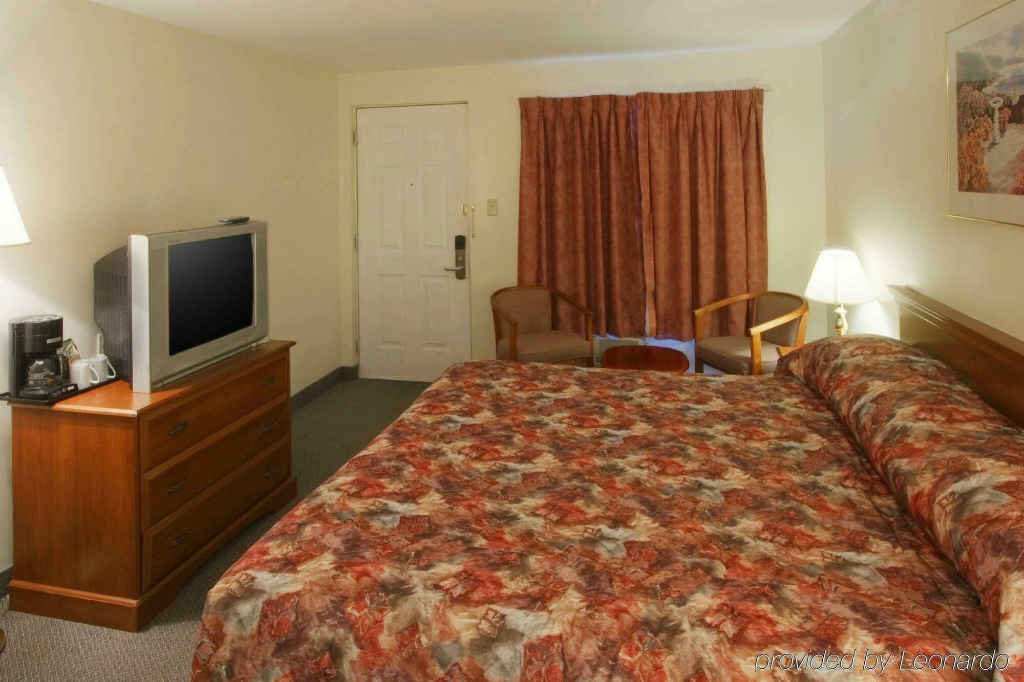 Econo Lodge Inn & Suites Saint John Room photo